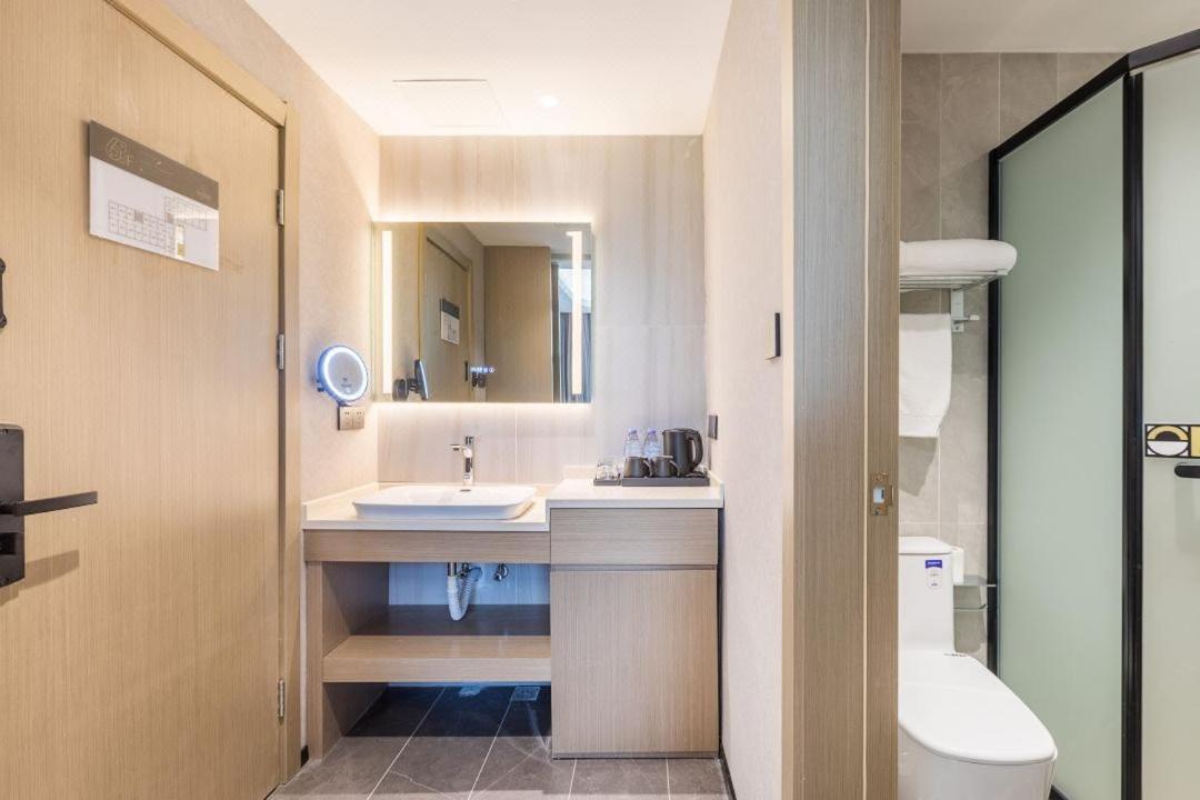 Elong Me Pudong Avenue Hotel 3*